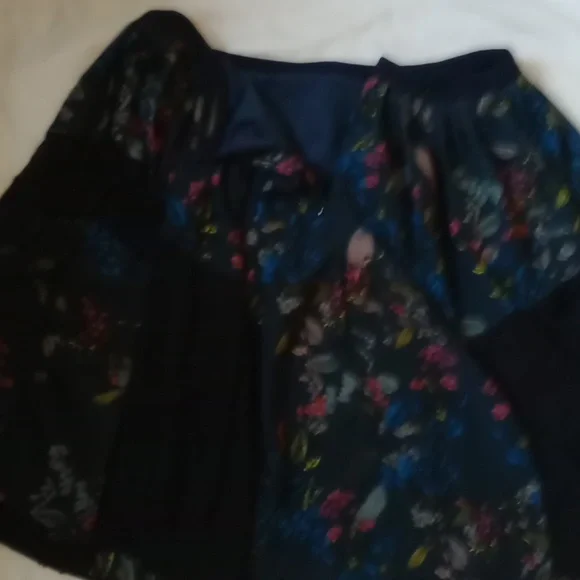 BANANA REPUBLIC , FLORAL PLEATED SKIRT - BLACK AND BLUES, SIZE 8 - Picture 8 of 10